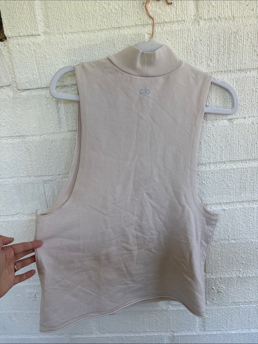 ALO Yoga Sleeveless Mock Neck Tank in Light Taupe sz M - Picture 6 of 6